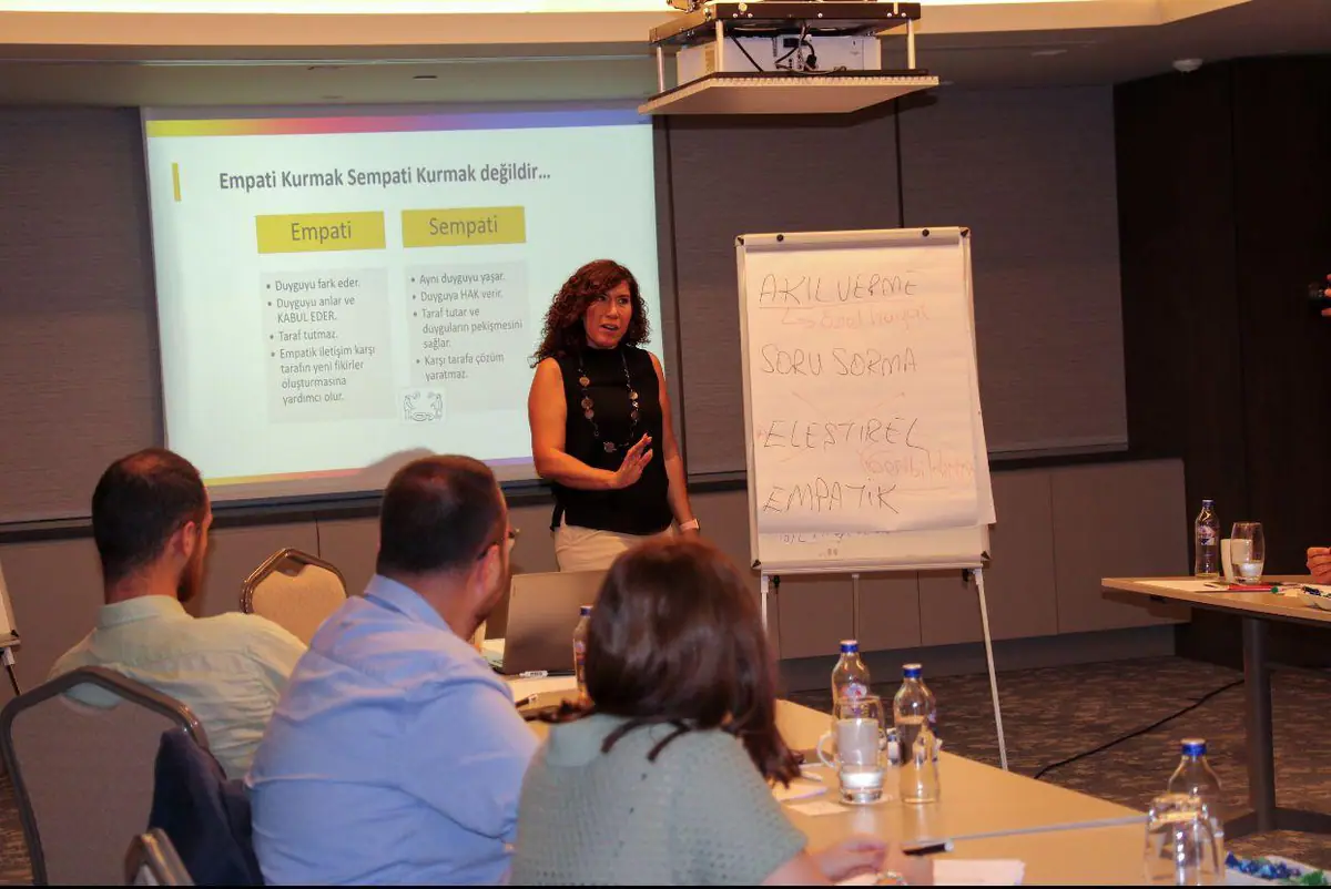 Partner Eğitim oturumundan bir an: eğitmen sunum yapıyor