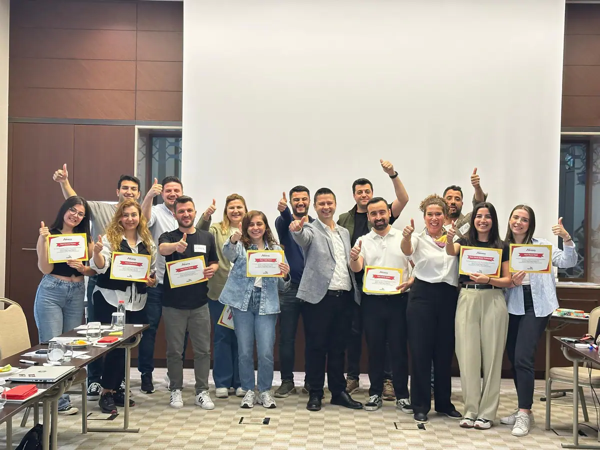 Eğitim sonrası katılımcılarla grup fotoğrafı